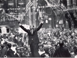 Richard Nixon Giving Victory Sign at Presidential Campaign Rally Premium fotografisk trykk av Lee Balterman