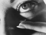 Woman Preparing to Insert Contact Lens Into Her Eye Fototryk i høj kvalitet af Henry Groskinsky
