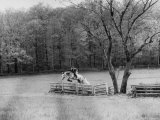 Member of the Us Equestrian Team Jumping the Hurdles in the Fields During the Pre Olympic Practices Lámina fotográfica por Mark Kauffman Member of the Us Equestrian Team Jumping the Hurdles in the Fields During the Pre Olympic Practices Lámina fotográfica por Mark Kauffman