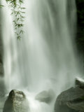 Close View Vertical of Trafalgar Falls Hitting the Rocks Below Photographie par Todd Gipstein