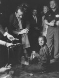 Vice President Richard M. Nixon Getting His Shoes Shined at the GOP Convention Reproduction photographique sur papier de qualité par Hank Walker