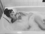 Unexposed Nude Woman in the Bathtub Amid the Bubbles While Smoking a Cigarette Lámina fotográfica por Peter Stackpole