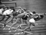 Women Runners Competing at the Olympics Photographie par George Silk