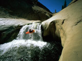 Suspended in Mid-Air, a Kayaker Sails Down a Short Waterfall and is Headed for the White Water Belo Lámina fotográfica por Barry Tessman Suspended in Mid-Air, a Kayaker Sails Down a Short Waterfall and is Headed for the White Water Belo Lámina fotográfica por Barry Tessman