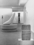 Sculptures by Brancusi on Exhibit at the Guggenheim Museum Lámina fotográfica por Nina Leen
