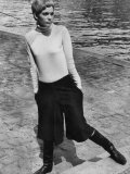 Model Brigit Larsen Wearing Culottes on the Banks of Ile Premium fotografisk trykk av Pierre Boulat Model Brigit Larsen Wearing Culottes on the Banks of Ile Premium fotografisk trykk av Pierre Boulat