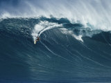 Surfeur sur une vague immense au nord de l'île Maui Photographie par Patrick McFeeley