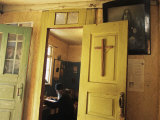 Un clérigo estudia en una iglesia ortodoxa del siglo XIII Lámina fotográfica por Randy Olson Un clérigo estudia en una iglesia ortodoxa del siglo XIII Lámina fotográfica por Randy Olson