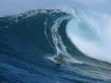 Surfeur sur une vague immense au nord de l'île Maui Photographie par Patrick McFeeley