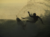 Surfista cayendo al romper la ola Lámina fotográfica por Tim Laman Surfista cayendo al romper la ola Lámina fotográfica por Tim Laman