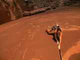 A Young Woman Climbing in Canyonlands National Park Fotografisk tryk af Jimmy Chin A Young Woman Climbing in Canyonlands National Park Fotografisk tryk af Jimmy Chin