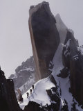 Escalade périlleuse sur un versant escarpé Photographie par Paul Chesley
