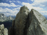 Un escaladeur en haut d'une montagne dans les Dolomites, Italie Photographie par Ed George