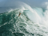 Surfeur sur une vague immense au nord de l'île Maui Photographie par Patrick McFeeley