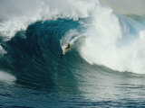 Surfeur sur une vague immense au nord de l'île Maui Photographie par Patrick McFeeley