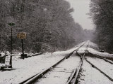 Railroad Tracks in Snow at the Courtland City Limit Lámina fotográfica Railroad Tracks in Snow at the Courtland City Limit Lámina fotográfica