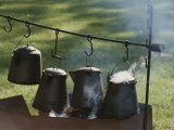 Quatre cafetières métalliques fumant au-dessus d'un grill à l'extérieur Photographie par Michael S. Lewis
