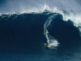 Surfeur sur une vague immense au nord de l'île Maui Photographie par Patrick McFeeley
