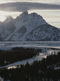Grand Teton Mountain et Snake River en hiver Photographie par Raymond Gehman