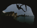 A Climber Negotiates an Overhang on the South Coast of Thailand Photographie par Bobby Model