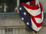 An American flag draped through an open barn window Pósters por Raul Touzon An American flag draped through an open barn window Pósters por Raul Touzon