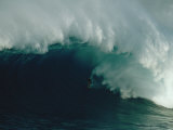 Surfeur sur une vague immense au nord de l'île Maui Photographie par Patrick McFeeley