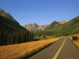View Down a Road in the Maroon Bells, Snowmass Wilderness Area Lámina fotográfica por Richard Nowitz View Down a Road in the Maroon Bells, Snowmass Wilderness Area Lámina fotográfica por Richard Nowitz