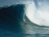 Surfeur sur une vague immense au nord de l'île Maui Photographie par Patrick McFeeley