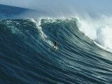 A Surfer Rides a Powerful Wave off the North Shore of Maui Island Impressão fotográfica por Patrick McFeeley A Surfer Rides a Powerful Wave off the North Shore of Maui Island Impressão fotográfica por Patrick McFeeley