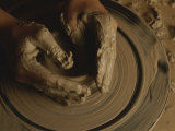 A Potter Makes a Pot from Clay Photographie par Stephen Alvarez