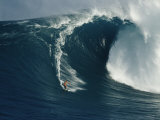 Surfeur sur une vague immense au nord de l'île Maui Photographie par Patrick McFeeley