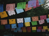 Des drapeaux mexicains traditionnels illuminent la rue autour du marché Photographie par Stephen St. John