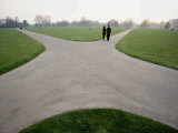 A Couple Stand Near the Intersection of Paved Paths in Hyde Park Photographie par Paul Chesley