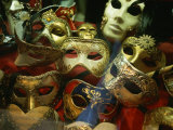 Display of Venetian Masks in a Shop Window Fotografie-Druck von Todd Gipstein