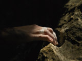 A Close View of a Climbers Hand Utilizing a Natural Hold Lámina fotográfica por Bobby Model A Close View of a Climbers Hand Utilizing a Natural Hold Lámina fotográfica por Bobby Model