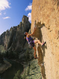 Young Man Climbs Scarface Above the Crooked River Below Lámina fotográfica por Mark Cosslett Young Man Climbs Scarface Above the Crooked River Below Lámina fotográfica por Mark Cosslett