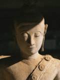 Un statue de Bouddha les yeux fermés dans la pénombre Photographie par Paul Chesley