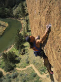 Climber on Smith Rock Above the Crooked River Lámina fotográfica por Mark Cosslett Climber on Smith Rock Above the Crooked River Lámina fotográfica por Mark Cosslett