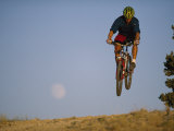 A Man Catches Some Air on His Mountain Bike Photographie par Bobby Model