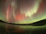 Brilliant Display of Aurorae over the Yukon Territory Photographie par Paul Nicklen