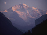 A View of the Jungfrau Mountains and the Moon from Interlaken, Switzerland Photographie par Jodi Cobb