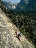 Rock Climber on Nutcracker, a Climb Rated 5.8 in Yosemite Valley Impressão fotográfica por Bobby Model