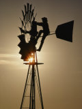 A Man Climbs a Windmill to Make Adjustments Lámina fotográfica por Annie Griffiths Belt A Man Climbs a Windmill to Make Adjustments Lámina fotográfica por Annie Griffiths Belt