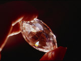 A Huge Nine-Carat Diamond Glistens with Light 写真プリント - トッド・トッド・ジプステイン