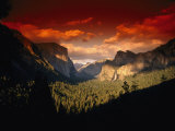 Scenic View of a Sunset at Yosemite National Park Fotografie-Druck von Paul Nicklen