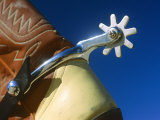 Gros plan de l'éperon argent étincellant sur une botte de cowboy Photographie par Todd Gipstein