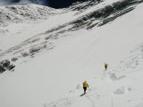 Two Mount Everest Expedition Members Climbing a Steep Mountain Slope Valokuvavedos tekijänä Barry Bishop Two Mount Everest Expedition Members Climbing a Steep Mountain Slope Valokuvavedos tekijänä Barry Bishop
