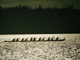 Des indiens Lummi pagaient à bord d'un grand canoë Photographie par Lowell Georgia