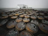 Des dizaines de milliers de bidons en métal abandonnés jonchent la côte Photographie par Lowell Georgia
