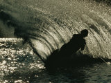 Slalom Waterskier Silhouette, Chesapeake Bay, Virginia Photographie par Skip Brown